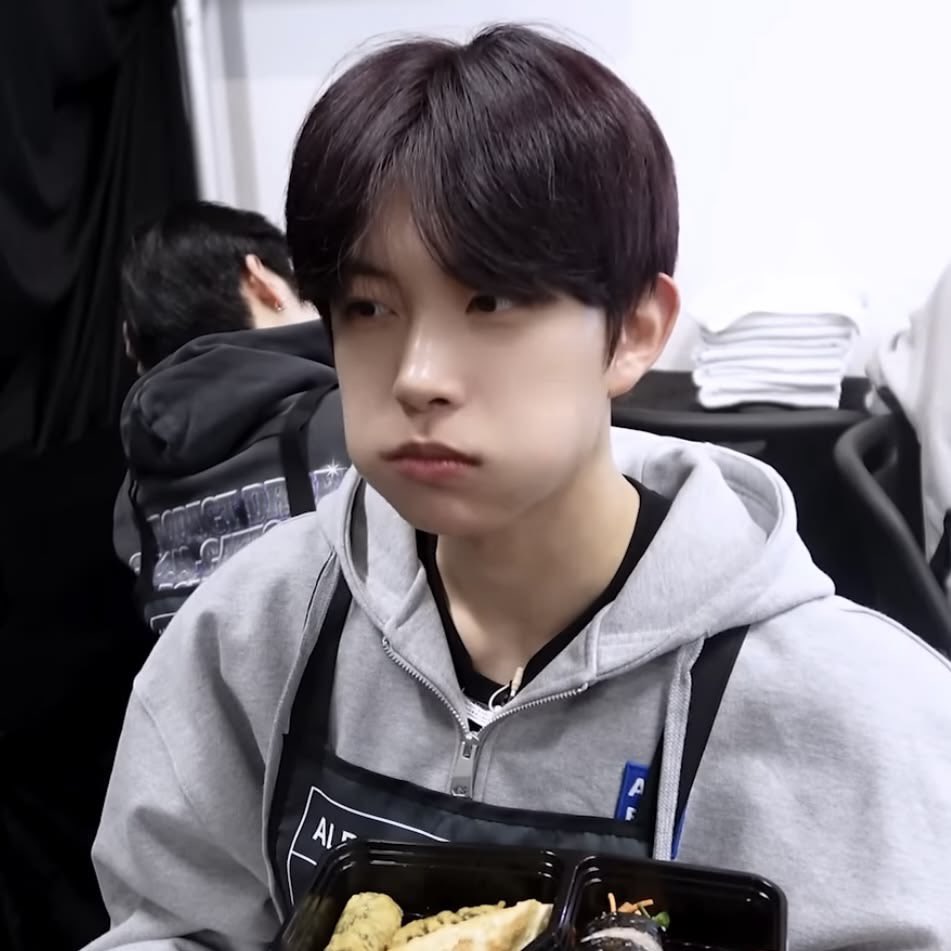 xinisterlycute's tweet photo. abg sulking pt2 cos i refused to make a geon abg page cos #commitmentissues https://t.co/euszoD0QAv