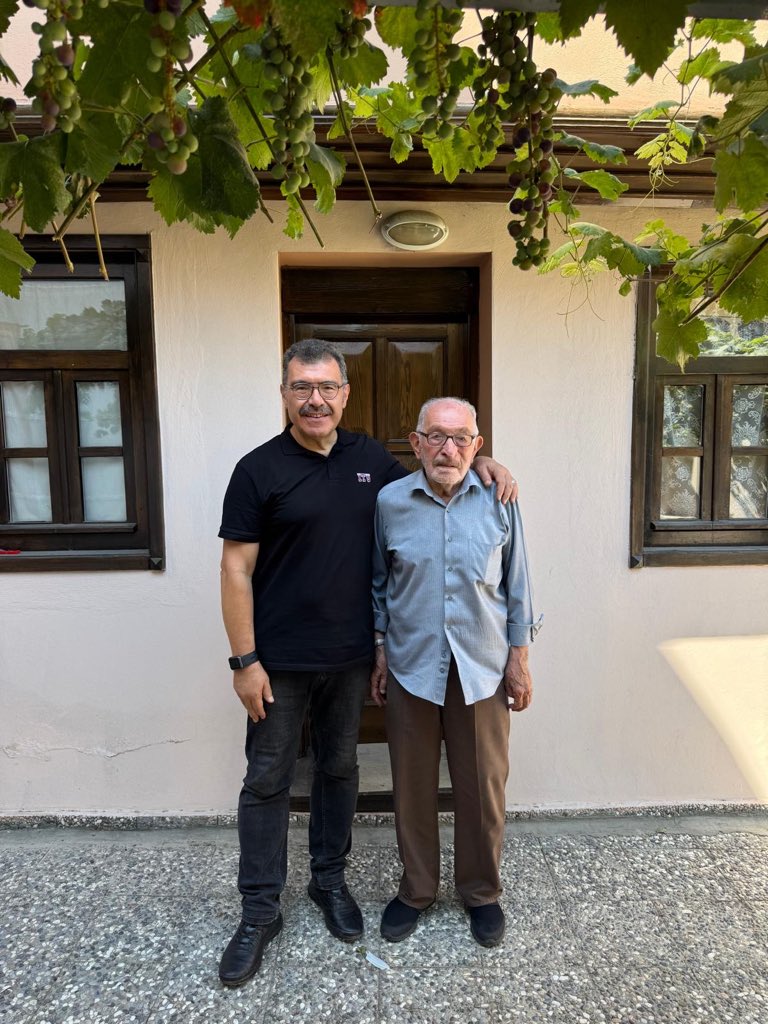 ProfHasanMandal's tweet photo. 50 yıldır aynı mahallede muhtarlık yapan babamı, bugün doğup büyüdüğüm mahallemde ziyaret ettim. 🤍

6 Haziran 1976’dan bu yana Eskişehir Odunpazarı Akcami Mahallesi’nde muhtarlık görevini sürdüren babamla bir araya geldikten sonra, dünyaya gözlerimi açtığım, çocukluğumun ilk hatıralarını ve ailemizin izlerini taşıyan yine aynı mahalledeki evimize de uğradım. 🏡

Çalışmanın, sorumluluk üstlenmenin ve görevine bağlılığın ne anlama geldiğini babamı izleyerek öğrendim. Yarım asır boyunca aynı mahallede, aynı sorumluluk bilinciyle görevini sürdürmesi bana bıraktığı en kıymetli miraslardan biri.

Bugün bir yanda doğduğum ev, diğer yanda 50 yıldır aynı sorumluluğu taşıyan babam… Yıllar sonra köklerime dönmek ve bugün taşıdığım değerlerin şekillendiği yerde yeniden bulunmak çok kıymetliydi.

Babamdan aldığım bu mirası ömür boyu taşıyabilmek en büyük gururum. ✨