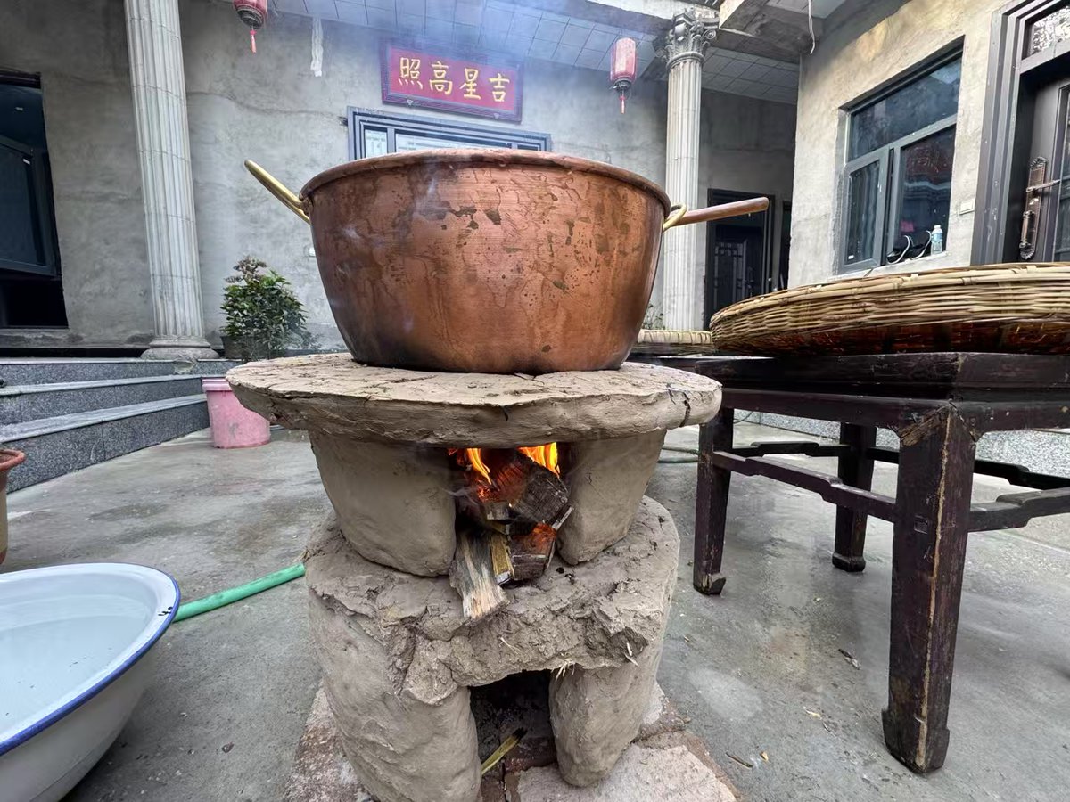 listenloudSA's tweet photo. [Late night snack cravings fixed: steaming pork bone soup u0026 warm congee in a tiny street stall, 2:00 AM comfort you can taste]， https://t.co/HQYbImnYU2
