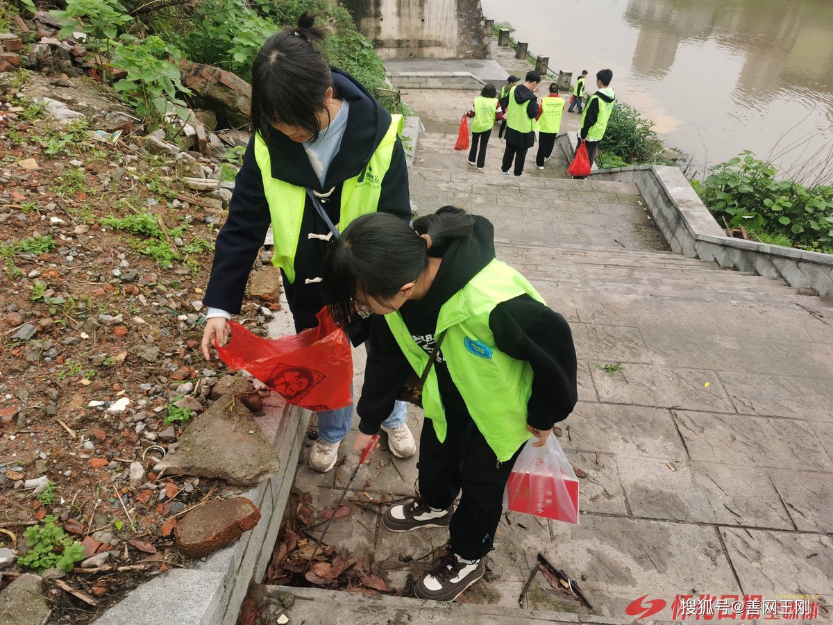 Pbcchispa's tweet photo. Come join our environmental volunteer club’s river cleanup this Saturday! We’ll collect trash along Green River from 9 AM to 12 PM—free snacks u0026 volunteer certificates for all participants. Sign up via our club website now! https://t.co/WCKMmm0o2P