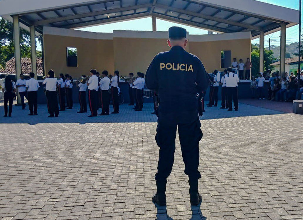 PNCSV's tweet photo. Cuidamos a los estudiantes de diferentes centros educativos de los distritos de Santa Ana, durante sus actividades escolares, recreativas y culturales. 🎨⚽📚 

📍Texistepeque, Santa Ana Norte

📍Chalchuapa, Santa Ana Oeste

Trabajamos para que cada evento se desarrolle sin ningún incidente.

#PlanControlTerritorial