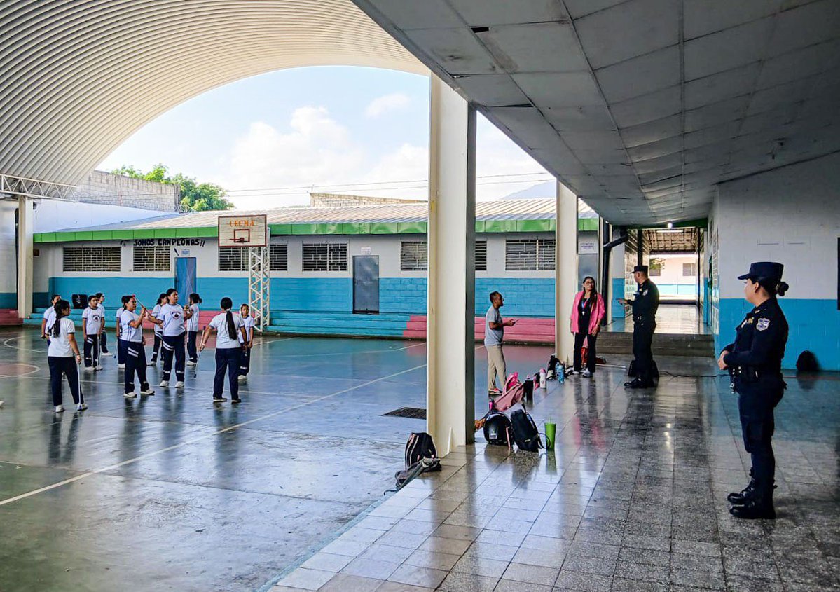 PNCSV's tweet photo. Cuidamos a los estudiantes de diferentes centros educativos de los distritos de Santa Ana, durante sus actividades escolares, recreativas y culturales. 🎨⚽📚 

📍Texistepeque, Santa Ana Norte

📍Chalchuapa, Santa Ana Oeste

Trabajamos para que cada evento se desarrolle sin ningún incidente.

#PlanControlTerritorial