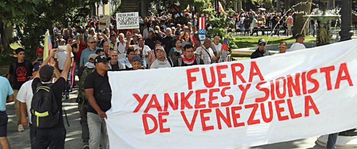 MaestroAngeles's tweet photo. Una manifestación popular en Caracas quema banderas de Estados Unidos e Israel.
El pueblo venezolano empieza a despertar. https://t.co/sU0GTncaQo