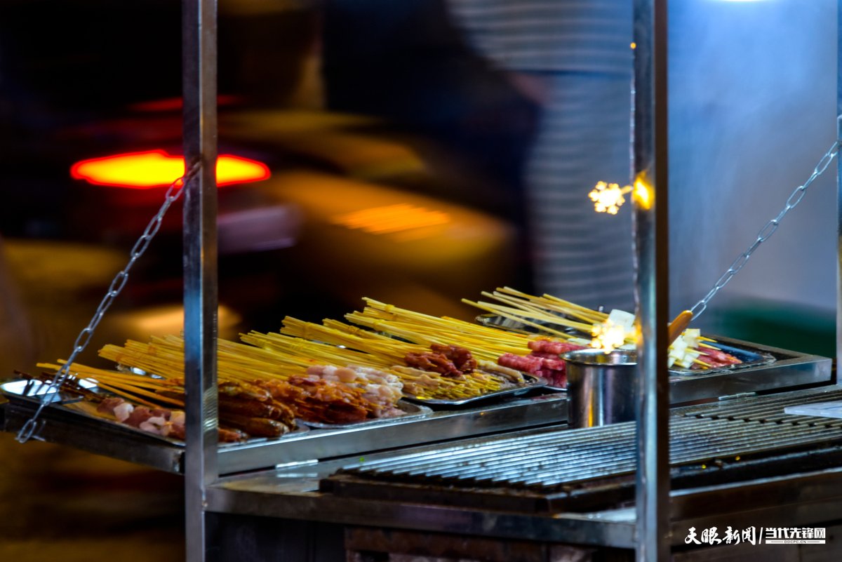 MarklandHillDec's tweet photo. Craving late-night This crispy fried chicken skewer at the roadside stall is chef’s kiss—juicy, spicy, and perfect for the chilly evening breeze! https://t.co/m4N4NOvT02