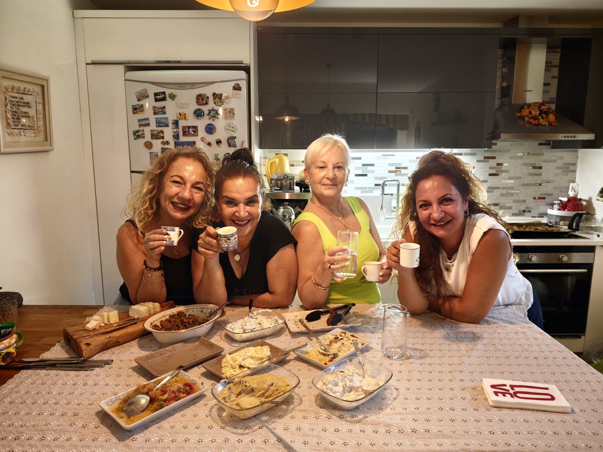 candan_k's tweet photo. Bir yaşımı daha My big great Turkish Family’m ile aldim . Nice yillarimiz olsun beraber insallah ❤️🙏🎉🌺 https://t.co/QpH43KAnY0