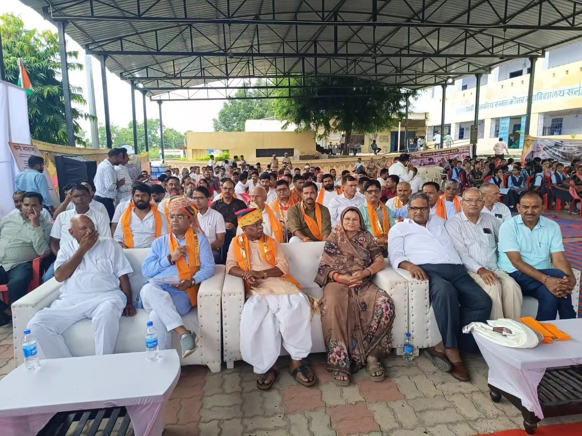 csjbjym25's tweet photo. सलूंबर जिला मुख्यालय पर आयोजित "विभाजन विभीषिका स्मृति दिवस"कार्यक्रम में उपस्थित होकर विभाजन की त्रासदी झेलने वाले परिवारों के वंशजो को सम्मानित किया ओर ज्ञात अज्ञात नागरिक जो इस त्रासदी में शहीद हुए उन्हें श्रद्धांजलि अर्पित की । @BhajanlalBjp
@madanrrathore @ajaeybjp https://t.co/T5eYqpXr48