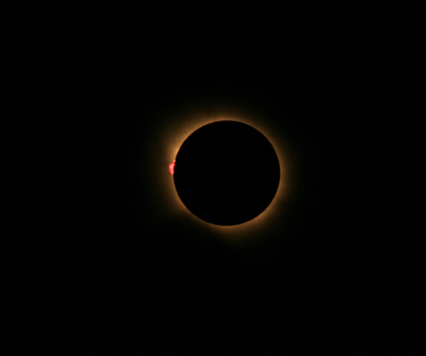 TechSpatiales's tweet photo. Vous avez déjà vu des photos incroyables de l'éclipse, maintenant voici... les miennes.
Elles ont été prises avec le même EOS 400D et la même optique Tamron 18-250mm qui ont déjà vu 6 éclipses, leur première remonte à 2008 en Mongolie.
Mon seul appareil depuis tout ce temps. https://t.co/QpFAowzYoe