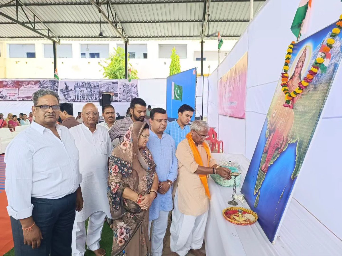 csjbjym25's tweet photo. सलूंबर जिला मुख्यालय पर आयोजित "विभाजन विभीषिका स्मृति दिवस"कार्यक्रम में उपस्थित होकर विभाजन की त्रासदी झेलने वाले परिवारों के वंशजो को सम्मानित किया ओर ज्ञात अज्ञात नागरिक जो इस त्रासदी में शहीद हुए उन्हें श्रद्धांजलि अर्पित की । @BhajanlalBjp
@madanrrathore @ajaeybjp https://t.co/T5eYqpXr48