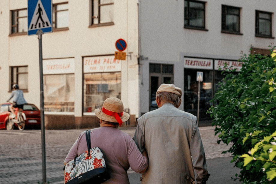 jo82fq9's tweet photo. Urban vibes just hit different. Spontaneous street snap that captured the buzz of the city right now. https://t.co/NtDDAYcbrq