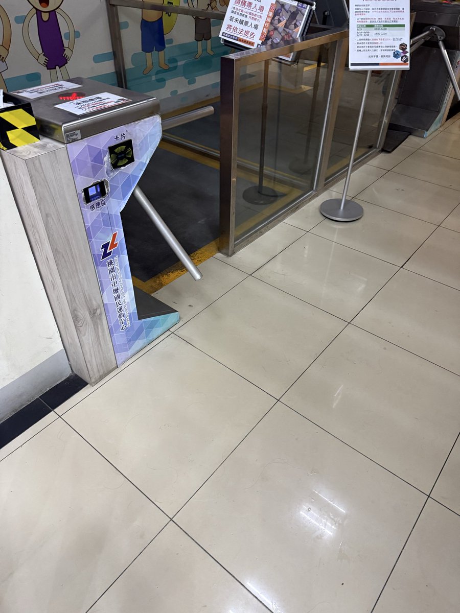 Kk149131's tweet photo. 游完泳去夜市買彩色地瓜球 https://t.co/ptWbw8ZQd6
