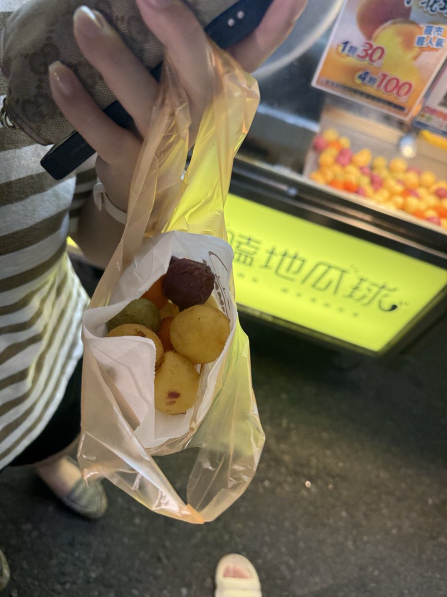 Kk149131's tweet photo. 游完泳去夜市買彩色地瓜球 https://t.co/ptWbw8ZQd6