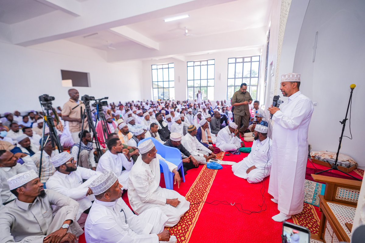 AbdiDubatF's tweet photo. 𝗕𝗨𝗥𝗔 𝗝𝗔𝗠𝗜𝗔 𝗠𝗢𝗦𝗤𝗨𝗘 𝗚𝗥𝗔𝗡𝗗 𝗢𝗣𝗘𝗡𝗜𝗡𝗚 

📍𝘽𝙪𝙧𝙖, 𝙂𝙖𝙧𝙞𝙨𝙨𝙖 𝘾𝙤𝙪𝙣𝙩𝙮

Mosques are more than places of worship, they are centres of faith, unity, community and moral guidance.

This morning, I hosted leaders from across Garissa County in Bura for the grand opening of Bura Mosque, a significant occasion that brought our communities together in faith, fellowship and unity.