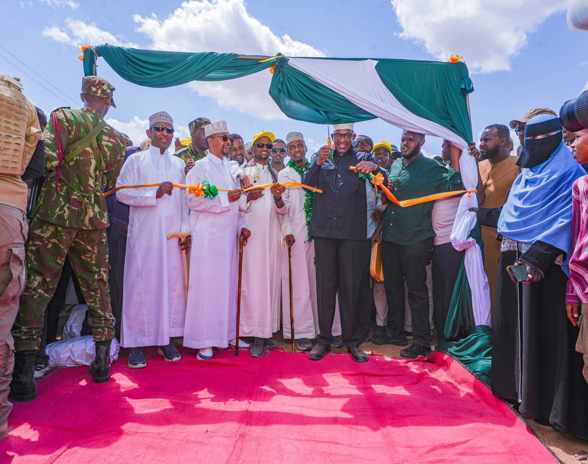 AbdiDubatF's tweet photo. 𝗕𝗨𝗥𝗔 𝗝𝗔𝗠𝗜𝗔 𝗠𝗢𝗦𝗤𝗨𝗘 𝗚𝗥𝗔𝗡𝗗 𝗢𝗣𝗘𝗡𝗜𝗡𝗚 

📍𝘽𝙪𝙧𝙖, 𝙂𝙖𝙧𝙞𝙨𝙨𝙖 𝘾𝙤𝙪𝙣𝙩𝙮

Mosques are more than places of worship, they are centres of faith, unity, community and moral guidance.

This morning, I hosted leaders from across Garissa County in Bura for the grand opening of Bura Mosque, a significant occasion that brought our communities together in faith, fellowship and unity.