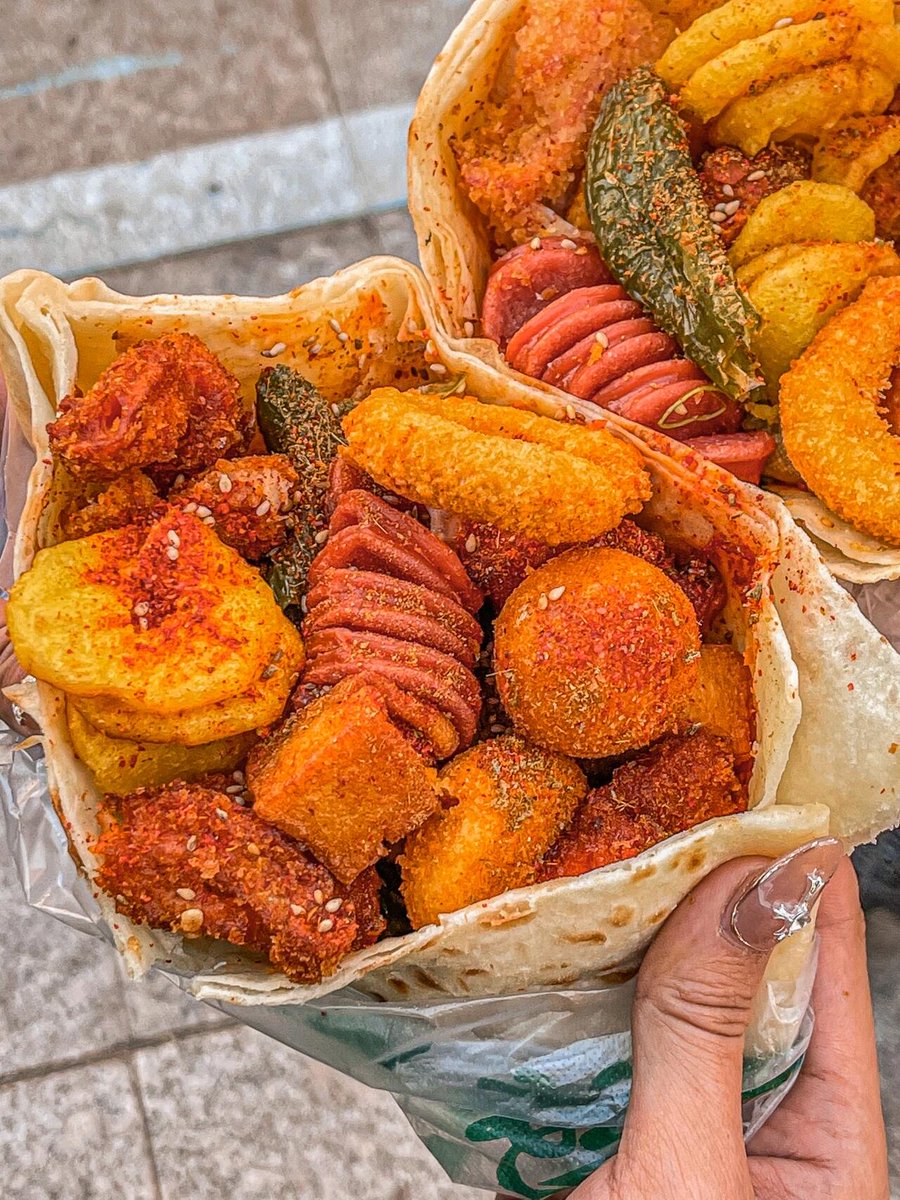 manonjones6's tweet photo. Craving late-night snacks This crispy fried skewered potato with chili flakes hits different!  Street food magic at its finest.， https://t.co/bh6vvLh5vq