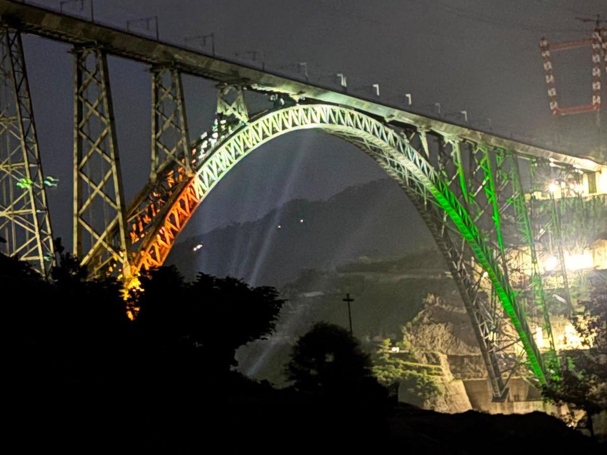 RailMinIndia's tweet photo. A marvel of Indian engineering, glowing in the colours of our national pride. 

The nation's Pride Chenab Rail Arch Bridge shines in tricolour on the Independence Day eve.🇮🇳

#IndependenceDay #ChenabBridge https://t.co/U5pnvpaVQb