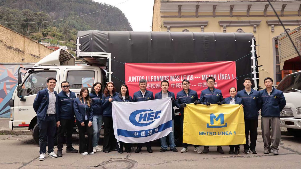 zhu_jingyang's tweet photo. Toda ayuda cuenta! 🇨🇴🇨🇳💪💪
La empresa China Harbour Engineering Company preparó tres camiones cargados con suministros por un valor de US$50,000, que incluían alimentos, agua potable, artículos de primera necesidad y suministros médicos. La entrega y donación de los suministros a la Alcaldía de Bogotá se realizó a las 10:00 de esta mañana. Por la tarde, la empresa organiza a sus empleados para sus propias donaciones, las cuales serán transportadas directamente a Buenaventura en vehículos de subcontratistas para brindar asistencia específica.

#ColombiaNoEstaSola
#TerremotoColombia
#ChinaColombia