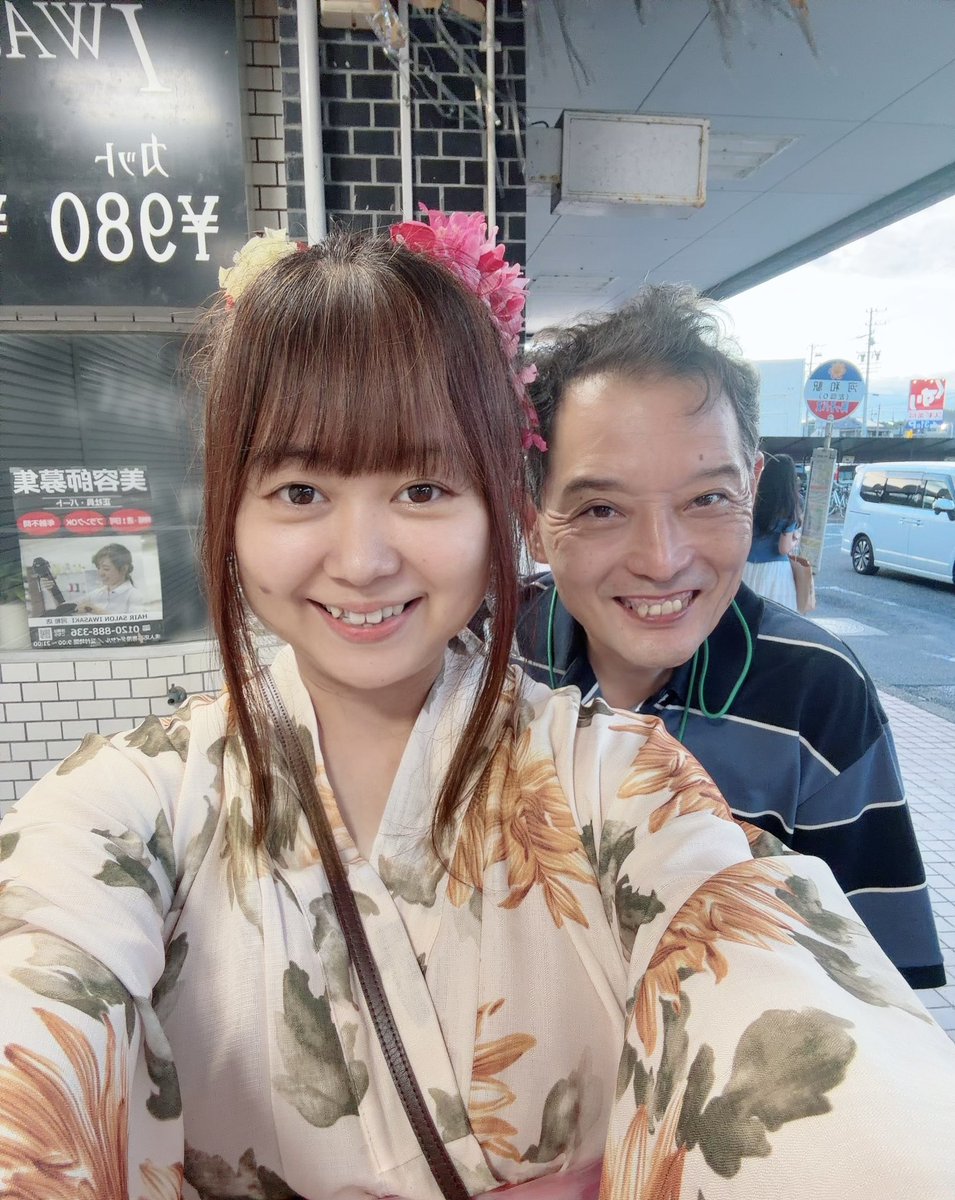 charmy0531's tweet photo. 夏の夜空に花火🎇

そしてひまわりの浴衣第2弾😆
この空の下で撮った写真たちがお気に入り😍
背景最高😊👍

 #河和��花火大会 
 #焼きそば https://t.co/3QUvkOJu5k