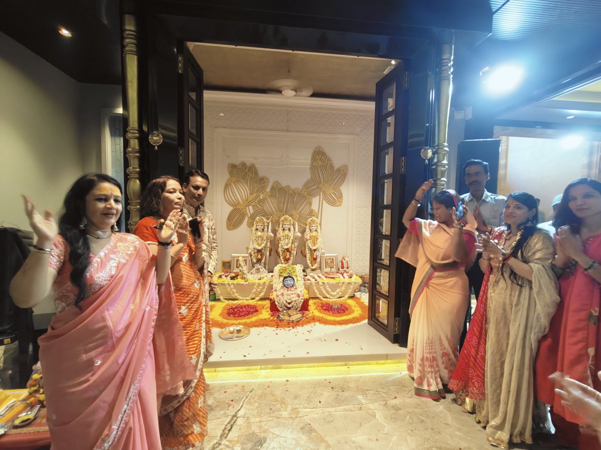 burad_manish's tweet photo. जैथल्या परिवार ब्यावर द्वारा आयोजित श्री रुद्राभिषेक पूजन मंगल में  प्रभु के दिव्य दर्शन और पूजनीय संत मुनियों का आशीर्वाद प्राप्त किया। https://t.co/442THqe2GY