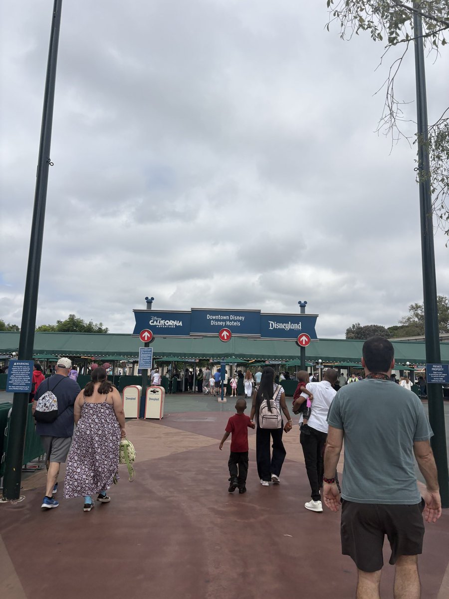 BendyFNT's tweet photo. D23 PICS - Round 1!

Saw that the line today was super long so parks are first then convention center later🔥

#D23 https://t.co/ePzfEfbf68
