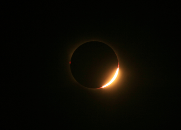 TechSpatiales's tweet photo. Vous avez déjà vu des photos incroyables de l'éclipse, maintenant voici... les miennes.
Elles ont été prises avec le même EOS 400D et la même optique Tamron 18-250mm qui ont déjà vu 6 éclipses, leur première remonte à 2008 en Mongolie.
Mon seul appareil depuis tout ce temps. https://t.co/QpFAowzYoe
