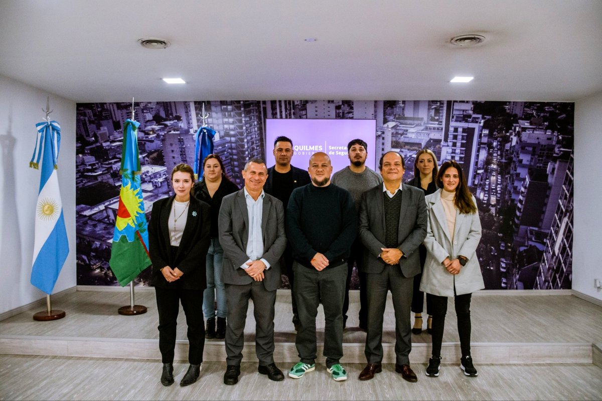 gaspodestefano's tweet photo. 🤝Junto a @FelipePeixotoBR, Secretario General y Pedro Spadale de @NiteroiPref  recorrimos el Centro de Emergencias Quilmes #CEQ, intercambiamos experiencias de gestión de seguridad y construimos una agenda de trabajo común y cooperación internacional

#SeguimosParaAdelante ☀️ https://t.co/QnxJdlG5tQ
