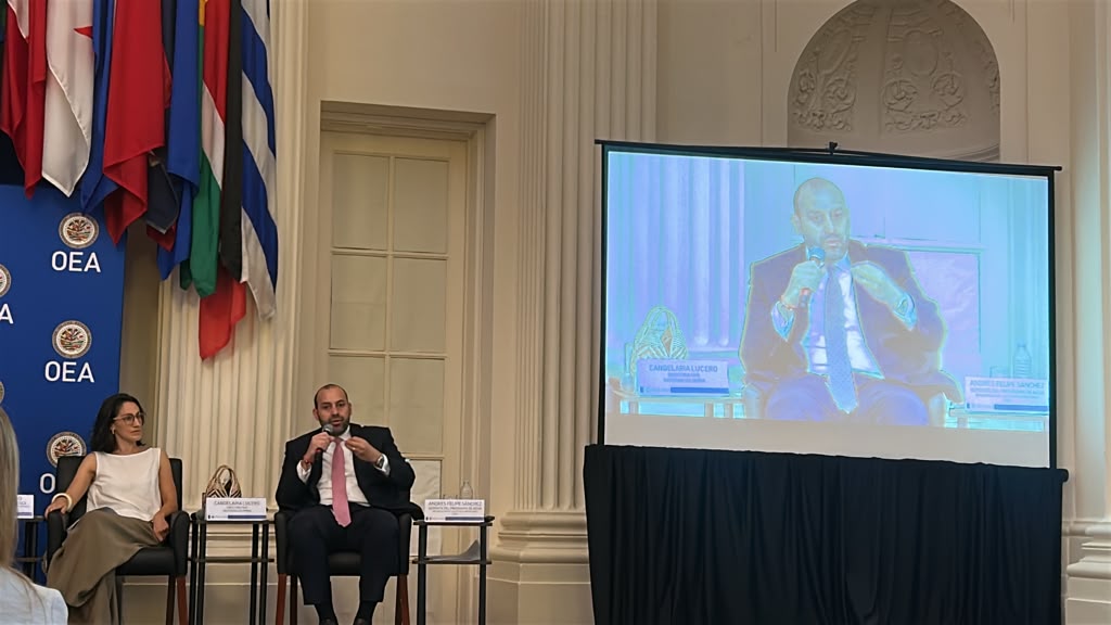 OEA_Desarrollo's tweet photo. Garantizar agua segura, en cantidad y calidad, es innegociable. Desde el #ProgramaDeAgua de las Américas de la SG/OEA, impulsamos soluciones hídricas participativas junto a los pueblos indígenas, que combinan el conocimiento técnico con los saberes ancestrales para implementar acciones que respondan a las necesidades reales de las comunidades.
Esta fue una de las grandes conclusiones del panel "Agua, salud y bienestar comunitario" de la IX Semana Interamericana de los Pueblos Indígenas.
Te invitamos a conocer más sobre el trabajo en la Gestión Integrada de Recursos Hídricos, que llevamos adelante desde la SG/OEA, con una visión inclusiva e integral, a través de iniciativas como:
Proyecto PACA-Perú: https://t.co/doXJXspPm5
Fomentando la Seguridad Hídrica en la Región Trifinio: https://t.co/M7TZuiHK7N