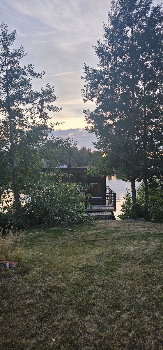 DannyBraat's tweet photo. @chrisklomp Ja prima! 31graden hier in Zweden 🇸🇪, zometeen als de zon ondergaat  koelt t snel af en dan lekker in onze saunaboot 🤗🌞 https://t.co/etnmPzZqu6