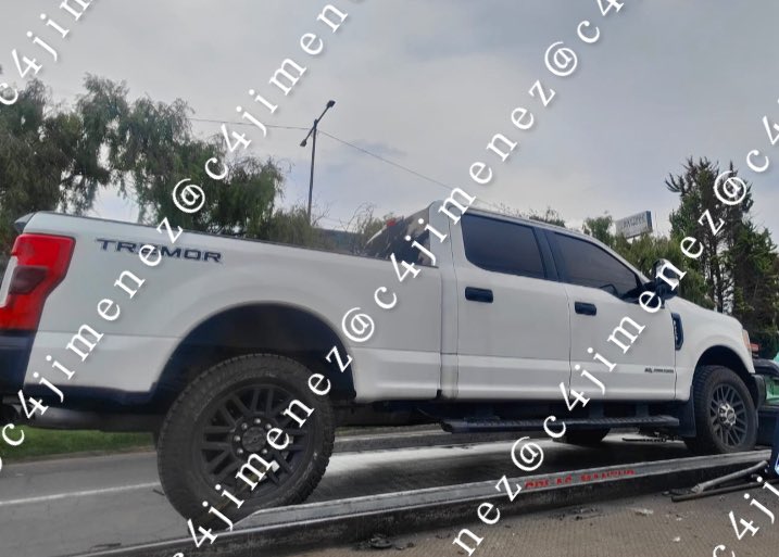 c4jimenez's tweet photo. ASEGURAN NARCOTROCA del GORDO ESCALANTE
Esta camioneta blindada, con sistema eléctrico para lanzar estas tiras ponchallantas, con equipo lanza-gas… fue asegurada en @MetepecGobierno 
Pertenece a Guillermo Escalante Tinoco, El Gordo Escalante, despojador de predios.
La @FiscaliaEdomex ya la tiene asegurada.