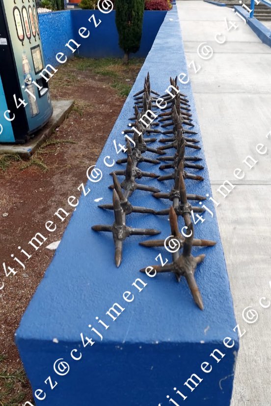 c4jimenez's tweet photo. ASEGURAN NARCOTROCA del GORDO ESCALANTE
Esta camioneta blindada, con sistema eléctrico para lanzar estas tiras ponchallantas, con equipo lanza-gas… fue asegurada en @MetepecGobierno 
Pertenece a Guillermo Escalante Tinoco, El Gordo Escalante, despojador de predios.
La @FiscaliaEdomex ya la tiene asegurada.