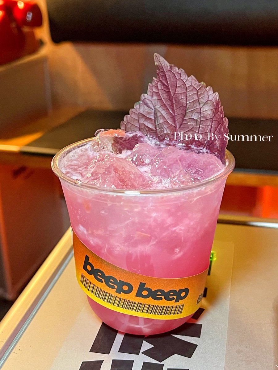 brianna86wm8's tweet photo. Quick pick-me-up: Muddle 5 fresh strawberries, add 1 shot vodka +  cup lemonade + ice, stir, and garnish with a mint sprig. Perfect for hot afternoons! https://t.co/opyV4Lq96u