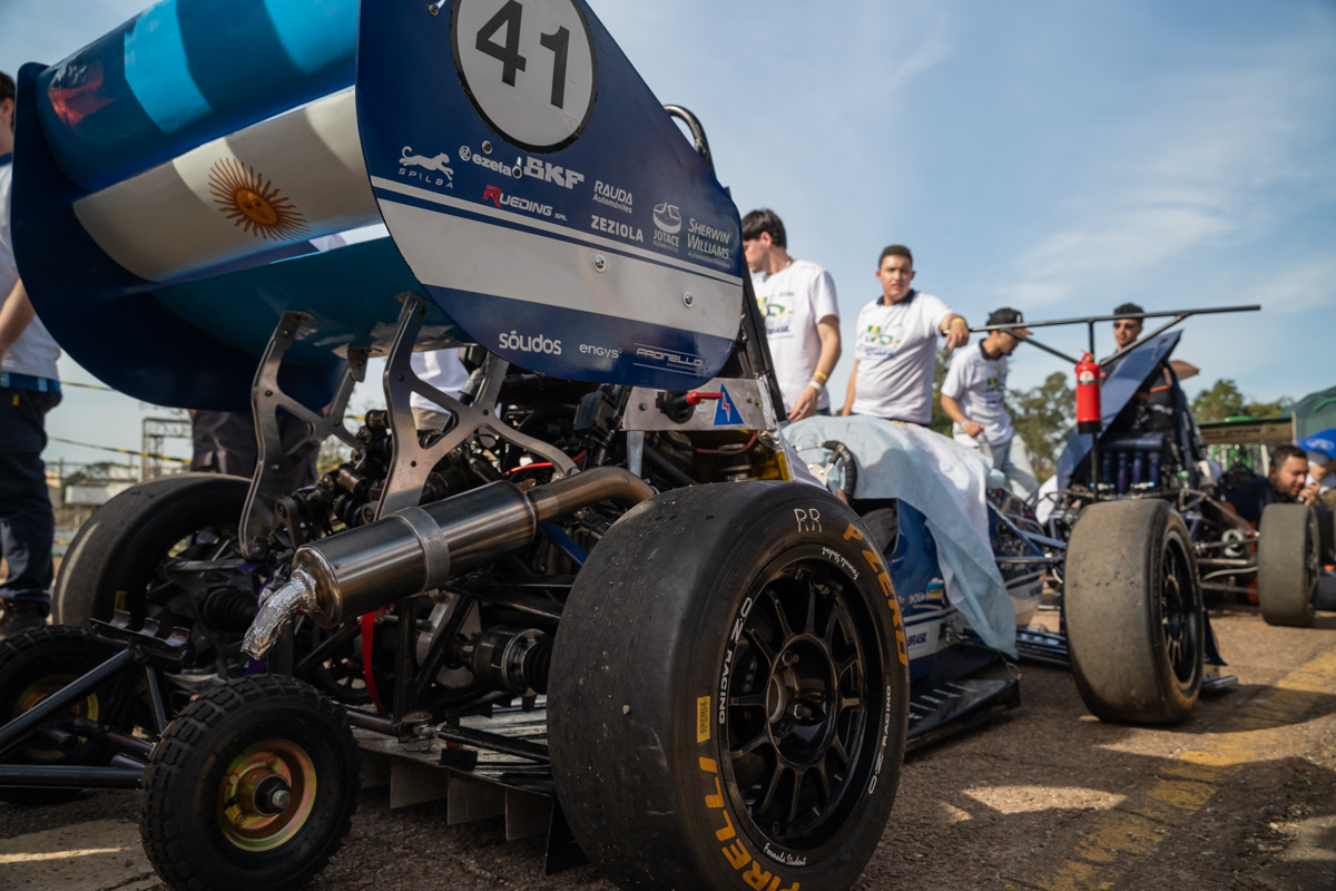 LuccasCorsino's tweet photo. Que orgullo ver este auto en pista 🇦🇷

El auto de Formula Student diseñado, desarrollado y construido desde cero por los estudiantes de ingeniería de la UBA compitió el fin de semana pasado en Brasil.

Lograr esto implicó un enorme esfuerzo de todos los chicos y todas las empresas/marcas que nos sumamos al proyecto.

Esta es la base para seguir desarrollando el auto con nuevos materiales, nuevos componentes e ir mejorando el performance año a año.

El auto recibió muchos elegíos por su trabajo aerodinámico, destacando por encima del resto de las universidades en ese aspecto.