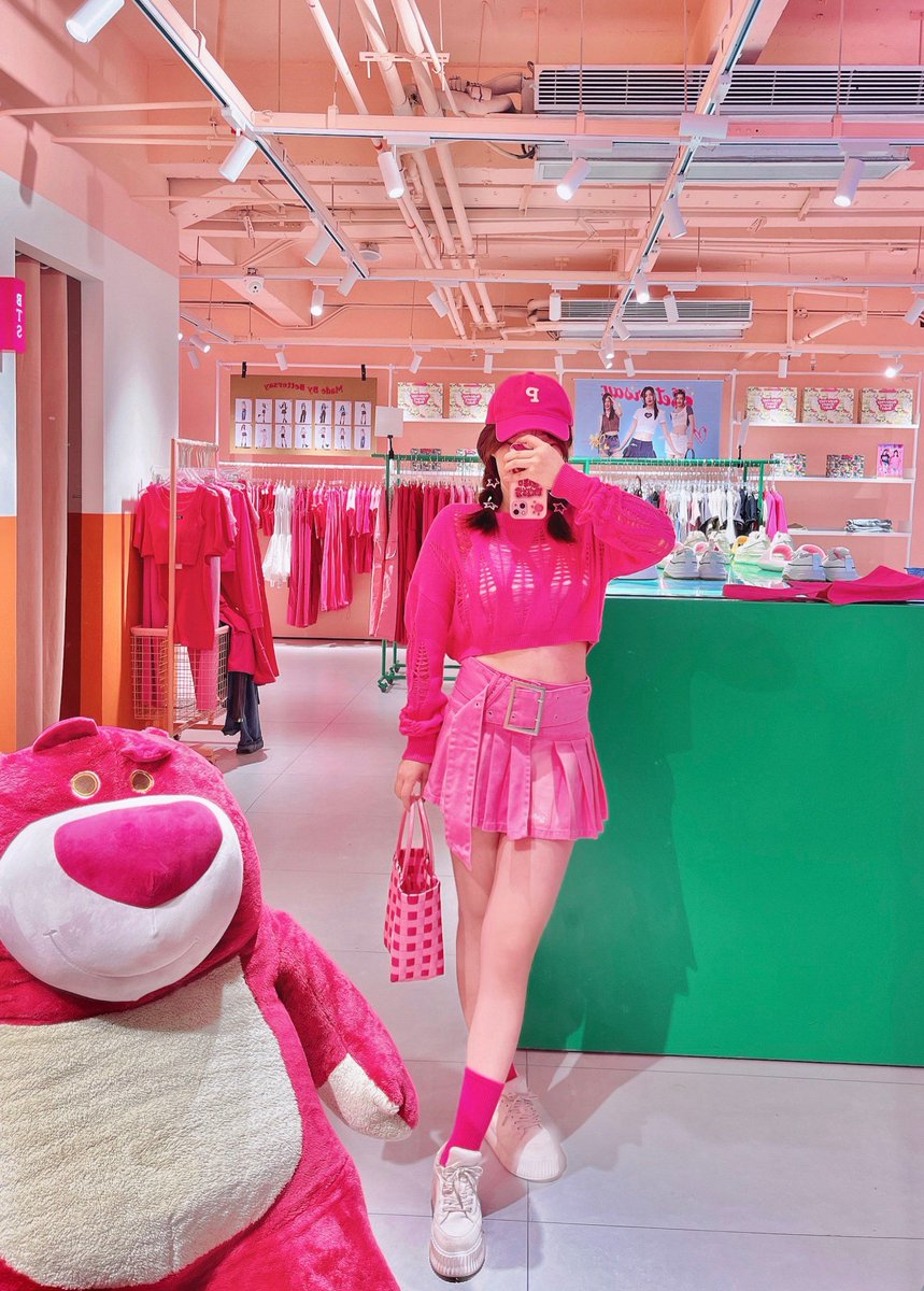 harmeeazwan's tweet photo. Just binged the Barbie movie again and still cackling at Margot Robbie's chaotic "I'm just Ken" dance. Pure, unapologetic fun that hits different every time! https://t.co/X6je9NVpZU