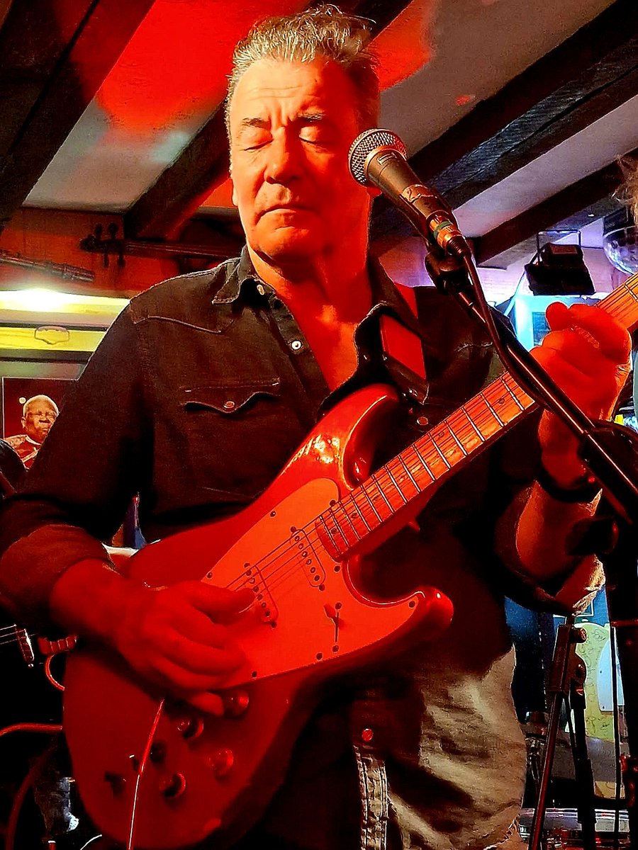 DJairportdisco's tweet photo. #myhero #gigphoto #bathedinred #likeapainting #redlighting #allforthemusic #barnoldswickgig #eddielundon #musicheals #brilliantsongs https://t.co/bW9u3djwJ9