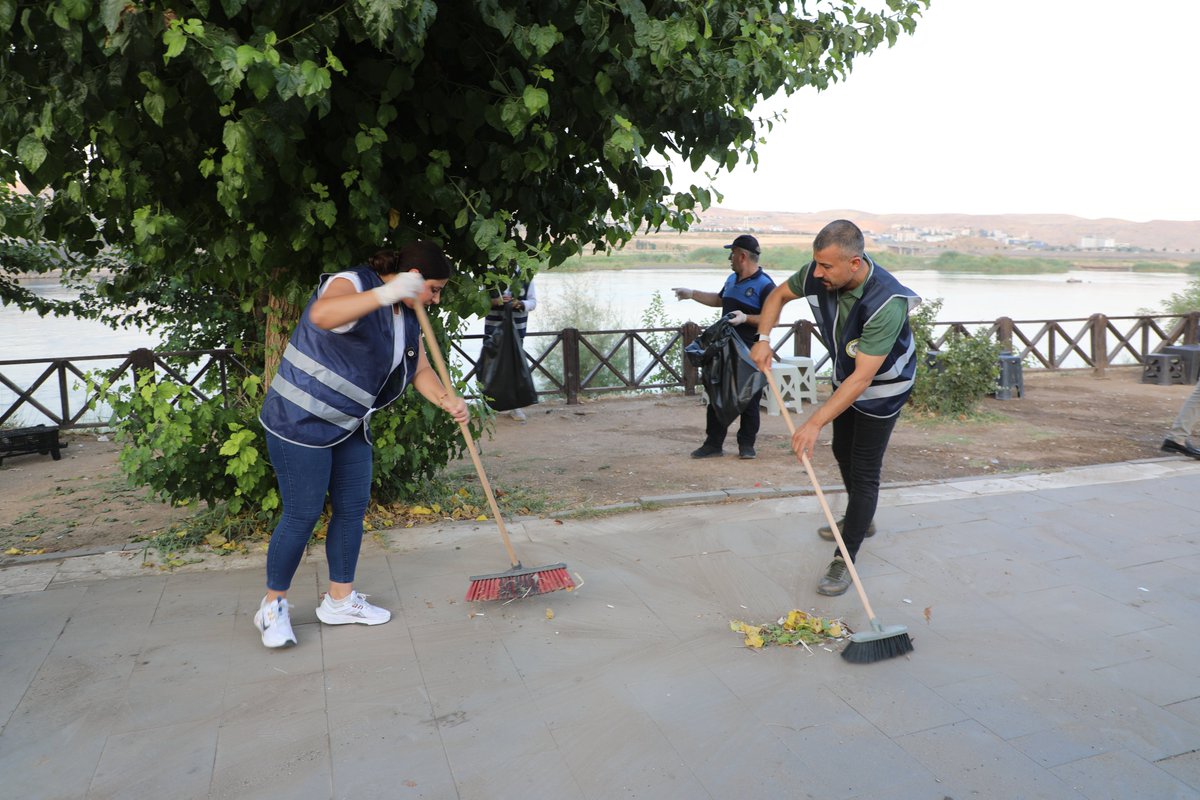 cizre_belediye's tweet photo. Kampanyaya “Bi Keda Kolektîf Bajarên Paqij” di Roja 5an de ye

Kampanyaya “Bi Keda Kolektîf Bajarên Paqij” ku ji bo Cizîr bibe bajarekî paqijtir û jiyandartir tê meşandin, di roja xwe ya pêncan de ji Reze Mîra dest pê kir û li Qiraxê Çemê Dîcleyê û di parkan de bi xebatên paqijiya giştî berdewam kir.

Di xebatên îro de Parlamentera DEM Partiyê ya Şirnexê Newroz Uysal Aslan, Hevşaredara me Guler Yerbasan, Hevseroka Partiya Heremên Demokratîk DBP ya Bajarê Şirnexê Pinar Akil, endamên meclisê, kedkarên şaredariya me, Koma Barikat Botan û gelê me beşdar bûn.

Di xebatên paqijiyê yên li rexa çem û di parkan de hatin kirin de bermahiyên li derdorê hatibûn avêtin, hatin paqijkirin û ji bo qadên jiyana hevpar paqijtir û saxlemtir bibin, xebateke berfireh a paqijiyê hat meşandin.

Kampanyaya ku di navbera 10 û 21ê Tebaxê de tê meşandin, dê bi dirûşmên “Tevî Gel, Em Bajarê Xwe Paqij Dikin!” û “Bi Keda Komînal Ber bi Bajarên Ekolojîk û Paqij ve!” li cihên cuda yên bajarê me yê berdewam bike.

Ji bo bajarekî paqij, em hemû bi hev re bi keda kolektîf xebatên xwe berdewam dikin