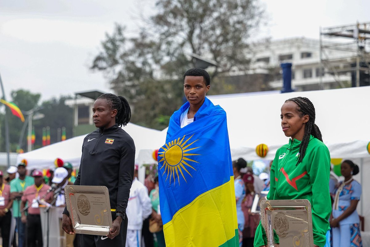 RwandaInCongo's tweet photo. Les athlètes du #Rwanda ont fait vibrer les couleurs nationales🇷🇼 au Semi-marathon international de Brazzaville placé sous le haut patronage de S.E.M Denis Sassou N’Guesso, Président de la République du Congo.

Dans la catégorie internationale, Byukusenge Devotha s’est imposée chez les femmes, en parcourant les 21,1 km en 1 h 11 min 13 s.

Chez les hommes, Hakizimana John a décroché la 2ᵉ place en 1 h 03 min 06 s, tandis que Muhitira Félicien a terminé 4ᵉ.

Les deux médaillés rwandais ont reçu leurs récompenses respectives, de 4 millions de FCFA et 3,5 millions de FCFA, des mains de S.E. Mahamadou Issoufou, ancien président de la République du Niger et de S.E  Mahmoud Ali Youssouf, Président de la Commission de l'Union africaine.
 
Bravo les champions ! 👏🏾🏅