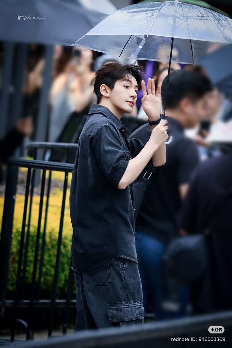 Barbiebua's tweet photo. Miscellaneous moments from the Dior today

💜

#เติ้งเหวย #DengWei #邓为
#DengWeiXDior https://t.co/78xOYjpBbQ