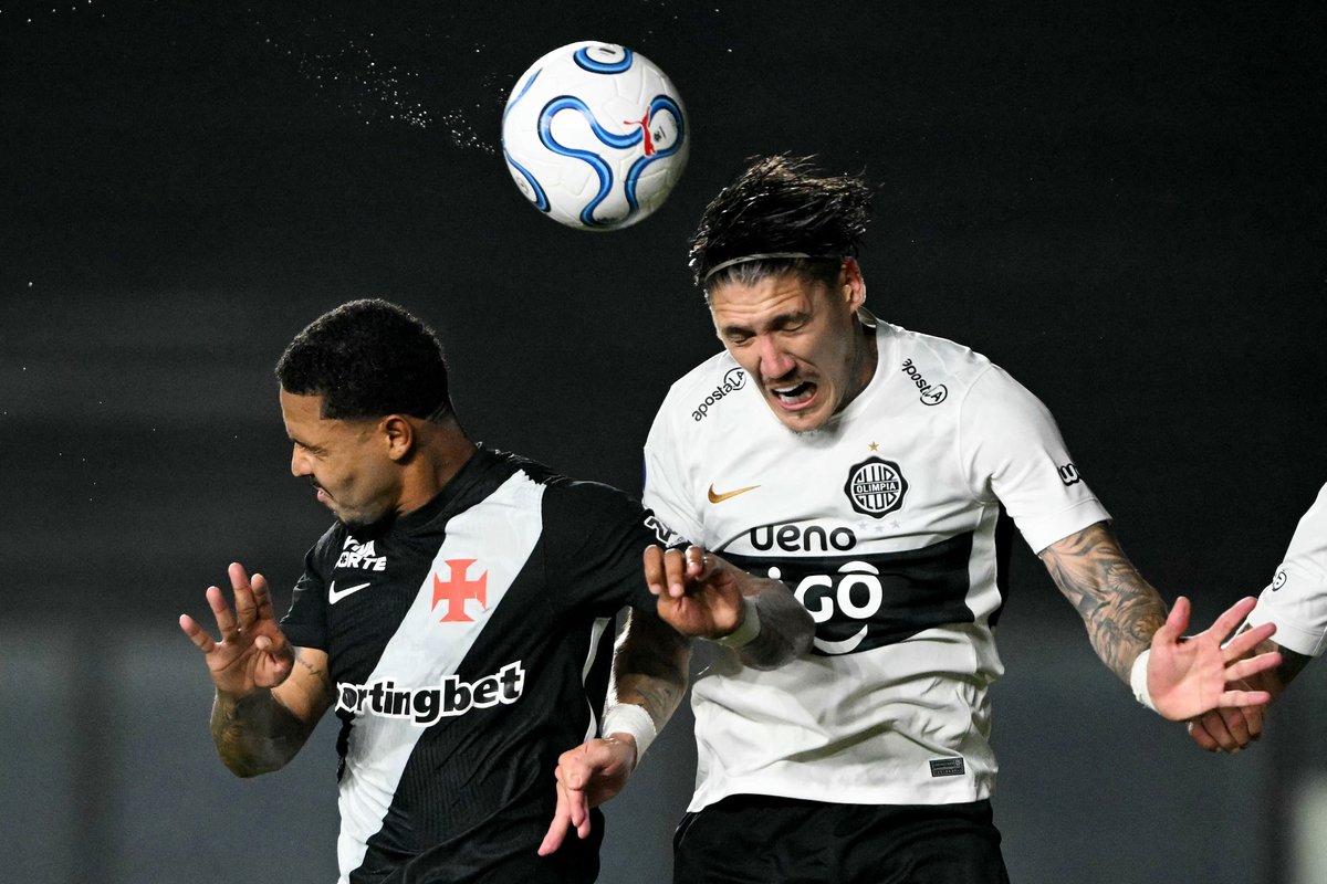 futboliza2com's tweet photo. Vasco dominó, pero no pudo marcar
El equipo brasileño fue superior de principio a fin, pero empató 0-0 ante Olimpia en São Januário.
La serie se define en Paraguay. https://t.co/8j8lqQ3Rog 📸 Conmebol Sudamericana https://t.co/iN8wJpx3pm