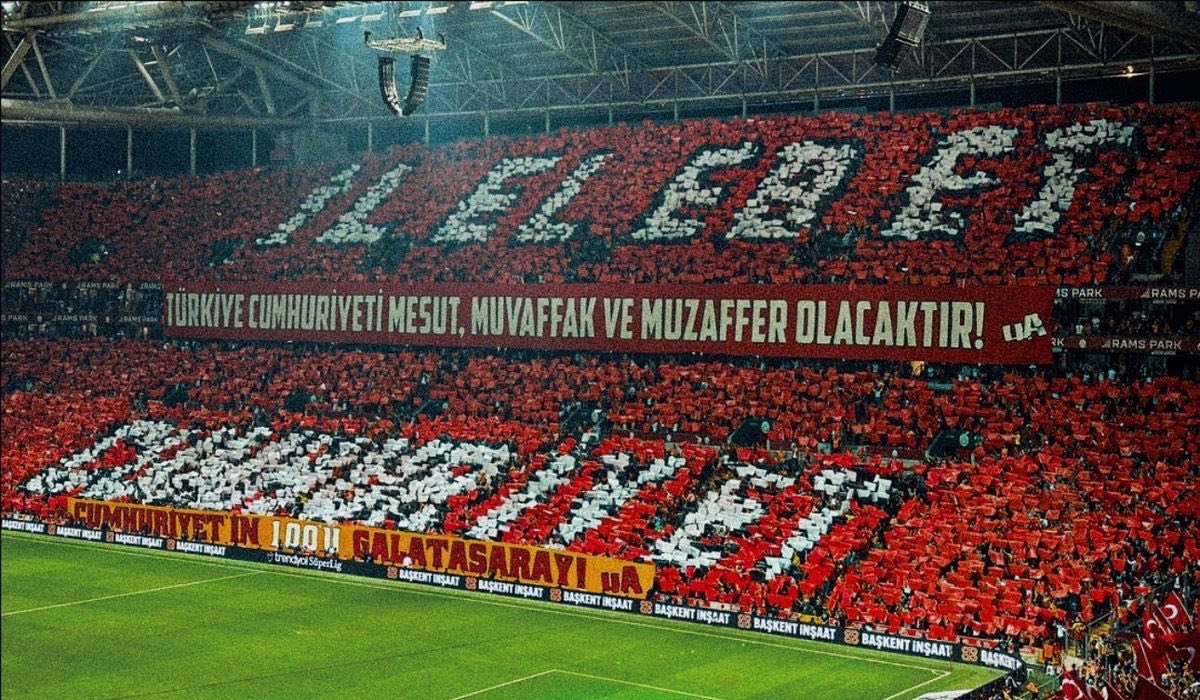 _samiyenhaber's tweet photo. Galatasaray tribünleri: “Terörist mecliste konuşma mı yapar? ***** çocuğu Abdullah Öcalan.” https://t.co/2goqfy7H8d
