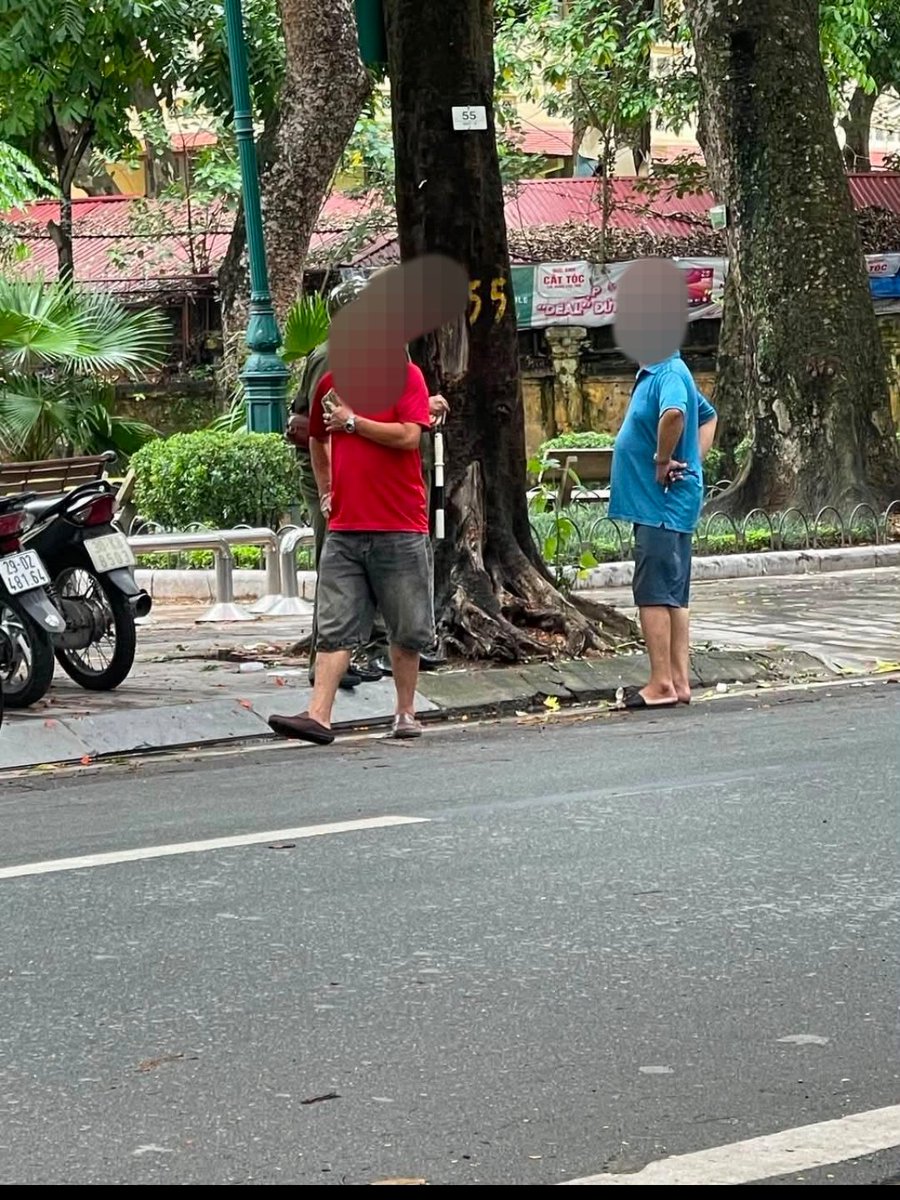 Judy_Heine's tweet photo. The latest update is that the flowers have been removed, and more people have been assigned to guard against further flower placements, but they absolutely refuse to prosecute Mr. Nguyen Sy Cuong, the murderer who caused the tragedy. https://t.co/bFTdJWPNtv