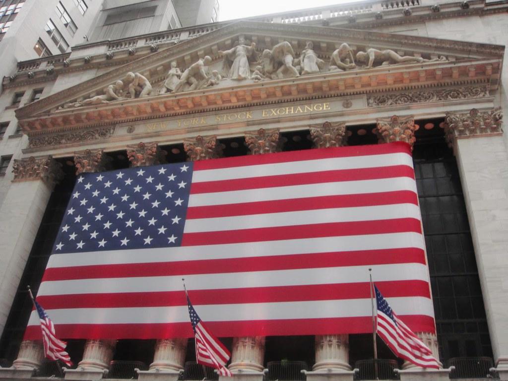 LisaSimcoe's tweet photo. When total crypto market cap drops below $2T, fear peaks and opportunities multiply. Histories rhyme but never repeat. #Trading https://t.co/9jo1hqbgyL