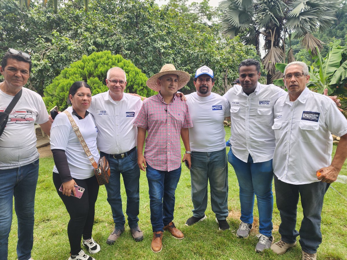 yandir_apure's tweet photo. Hoy juramentamos la Dirección Regional #EvoluciónPolíticaDeCentro 
en el estado #Barinas, dando un nuevo paso en la construcción de una fuerza nacional al servicio de todos los venezolanos.

Con el acompañamiento de nuestros hermanos de lucha, @EmillUlloa y @freddysuperlano , seguimos sumando voluntades, organizando y avanzando con firmeza hacia la Venezuela que todos soñamos: una verdadera #VenezuelaTierraDeGracia.

¡Seguimos construyendo juntos la Evolución de Venezuela! 🇻🇪

@VoluntadPopular
@VenteVenezuela
@ConVzlaComando

#EvoluciónPolíticaDeCentro #Barinas #Venezuela #TierraDeGracia