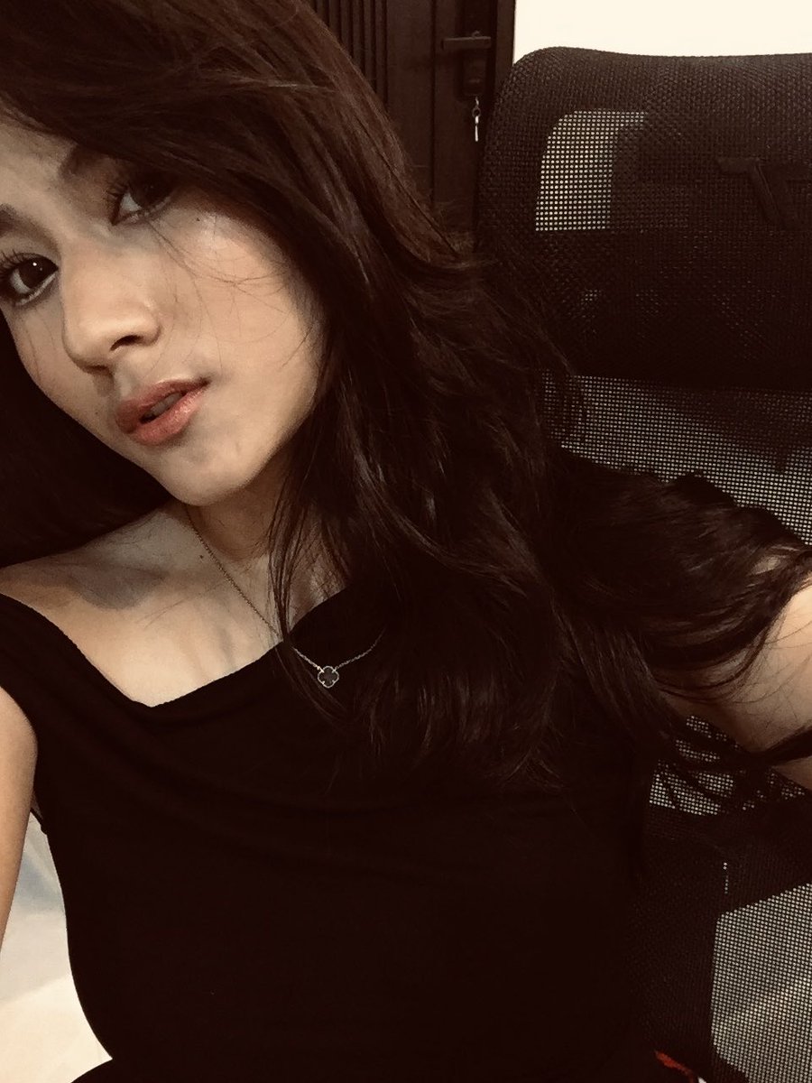 SW_RaishaJKT48's tweet photo. terima kasih untuk vc hari ini, sesi 3 nya soldout juga so happy! ❤️ https://t.co/tprYxlYeiY