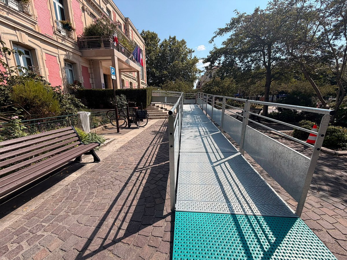 Alfortville_94's tweet photo. 🏛️ Travaux de l'Hôtel de Ville : accessibilité maintenue ! ♿👶

Les travaux de modernisation de votre Hôtel de Ville se poursuivent pour mieux vous accueillir.

Afin de garantir un accès fluide et sécurisé à l'ensemble des usagers pendant cette période de chantier, une rampe d'accès provisoire a été installée.

♿👶 Que vous veniez en fauteuil roulant, avec une poussette ou que vous ayez des difficultés à vous déplacer, cette installation permet à toutes et tous de continuer à accéder facilement à l'équipement.

📅 Jusqu'à quand ?
Cette rampe provisoire restera en place jusqu'au mois de novembre, le temps de finaliser les travaux et de procéder à la réactivation complète de l'ascenseur.

Merci de votre compréhension et de votre patience durant la durée de ces réaménagements ! 🚧✨