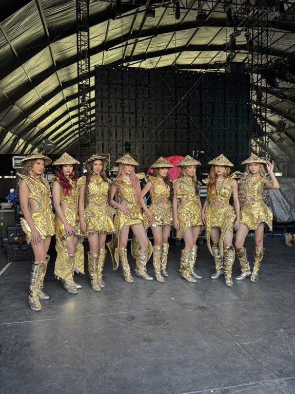 ultmaraiah's tweet photo. GUYS ‘YUNG MGA KATIPUNERA NATIN NAGBAGONG ANYO NA! SARIMANOK NA SILA NGAYON 😭😂

BINI MAKES OSAKA BLOOM
#BINI_SummerSonic_Osaka
#BINIxSummerSonic2026 https://t.co/WhkXzMtTnB