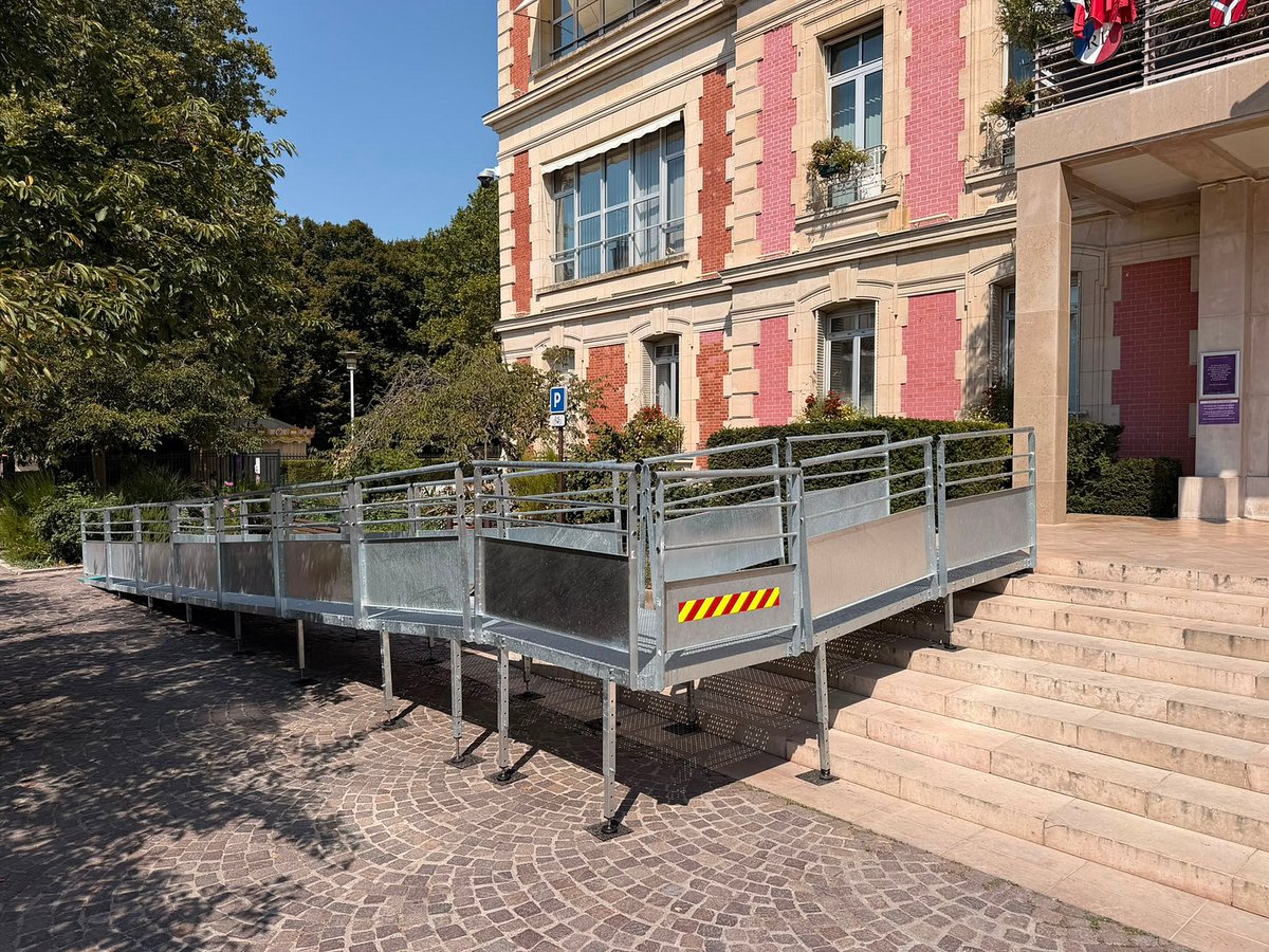 Alfortville_94's tweet photo. 🏛️ Travaux de l'Hôtel de Ville : accessibilité maintenue ! ♿👶

Les travaux de modernisation de votre Hôtel de Ville se poursuivent pour mieux vous accueillir.

Afin de garantir un accès fluide et sécurisé à l'ensemble des usagers pendant cette période de chantier, une rampe d'accès provisoire a été installée.

♿👶 Que vous veniez en fauteuil roulant, avec une poussette ou que vous ayez des difficultés à vous déplacer, cette installation permet à toutes et tous de continuer à accéder facilement à l'équipement.

📅 Jusqu'à quand ?
Cette rampe provisoire restera en place jusqu'au mois de novembre, le temps de finaliser les travaux et de procéder à la réactivation complète de l'ascenseur.

Merci de votre compréhension et de votre patience durant la durée de ces réaménagements ! 🚧✨