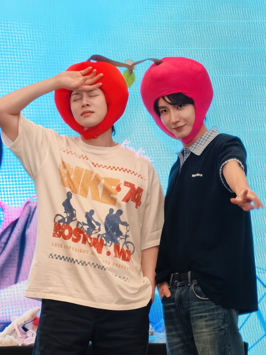 wongchakching01's tweet photo. 太可爱了啊啊啊啊啊🥺

#SUPERJUNIOR_83z_1983_BKK #MakestarxSUPERJUNIOR83zFansignevent 
#Leeteuk #Heechul
#SUPERJUNIOR_83z_1983_BKK https://t.co/8z2kGi9u3g