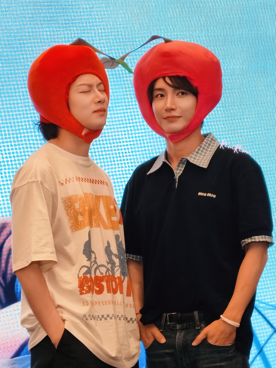 wongchakching01's tweet photo. 太可爱了啊啊啊啊啊🥺

#SUPERJUNIOR_83z_1983_BKK #MakestarxSUPERJUNIOR83zFansignevent 
#Leeteuk #Heechul
#SUPERJUNIOR_83z_1983_BKK https://t.co/8z2kGi9u3g