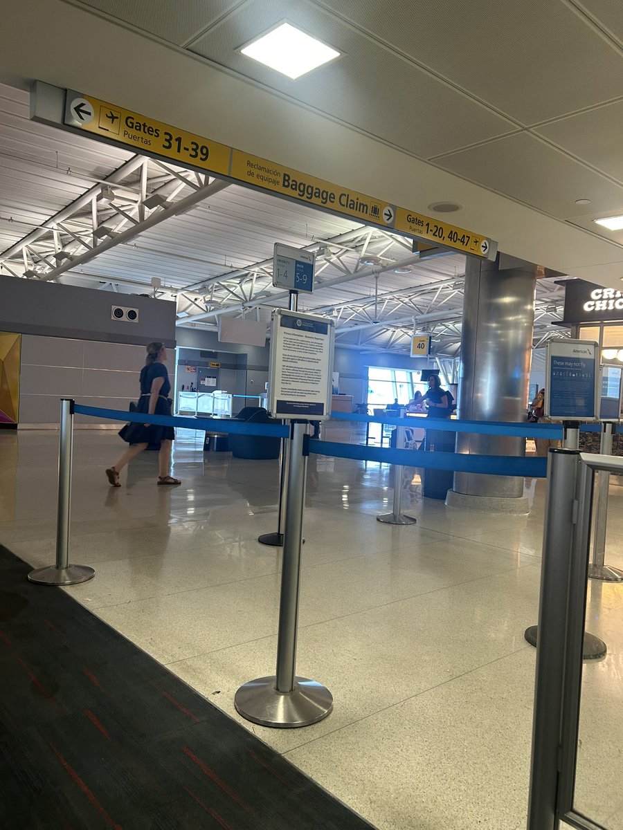 MRNoHaloLeft's tweet photo. Current situation sitting on JFK  people watching and let me it been some funny sh** with some of these people. Hope everyone had a great Friday and a better weekend. #JFKAirport #HeadingHome #DadBetter https://t.co/jhIWQVqIeY