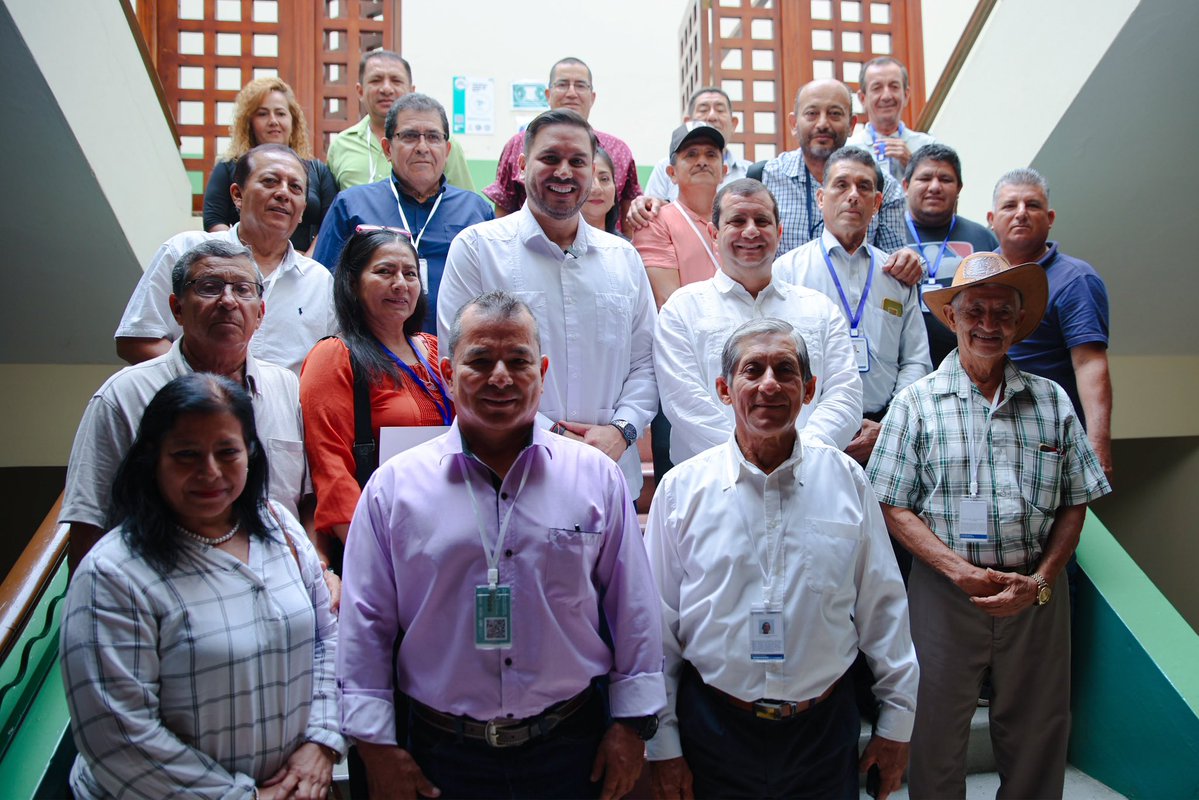Leoorlandoa's tweet photo. 🛣️Las 3 Vías del Bicentenario de Manabí ya cuentan con Veedurías Ciudadanas acreditadas, quienes acompañarán y ejercerán control social durante todo el proceso de construcción🚧

Junto al @CpccsEc entregamos las credenciales a sus integrantes, quienes vigilarán el avance de las obras y contribuirán a garantizar la transparencia y participación ciudadana en la construcción de las vías:

📍 Colón – Quimís
📍 Calceta – Quiroga – El Desvío
📍 Ayacucho – La Unión – San Pablo de Pueblo Nuevo – San Juan de las Cucarachas

👏Son 118,8 km de vías asfaltadas, con una inversión de $53,4 millones gracias al crédito otorgado por @AgendaCAF y una contraparte de la @PrefecturManabi. Obras que beneficiarán a más de 625 mil habitantes, uniendo zonas urbanas y rurales, fortaleciendo la producción, el comercio, el turismo y la integración de Manabí con provincias hermanas como Guayas y Los Ríos🤝