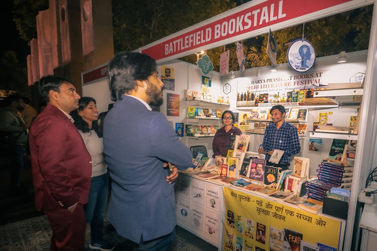 AnanyaS40571908's tweet photo. A small act of setting up a bookstall can become part of a much larger movement for wisdom and awareness.

#WisdomWarrior
#AcharyaPrashant https://t.co/juHGacidTv